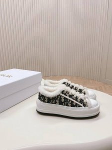 冬天来了~毛绒绒的dior运动鞋可以穿起来 Dior 迪奥 2024早春新品 经典厚底刺绣运动鞋，内里皮毛一体，兼具好看与保暖功能，Nice得很哦 增高效果也很