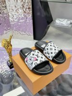 L家 P: Size:38-45 Lv2024路易威登 拖鞋系列 顶级代购 Lv男士春夏拖鞋专柜同步 鞋面意大利进口牛仔料 标志图形高品质工艺 鞋底：原厂特供原