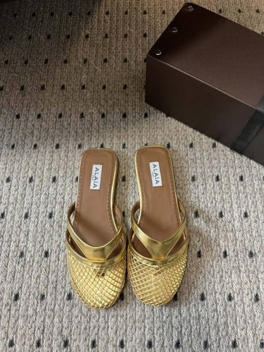 独家新品 Alaia 25Ss 平底夹趾网鞋包头半拖 兜兜转转还得是Alaia 极致的舒适和百搭 交叉带的设计有种芭蕾舞的感觉 章小蕙同款 甜酷芭蕾风 人气超高