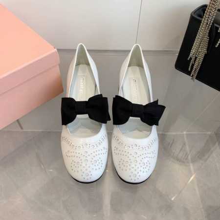 出厂价 顶级品质miumiu缪缪25春夏走秀新款new arrival～粗跟圆头玛丽珍蝴蝶结松紧带单鞋！复古冲孔雕花细节质感满满～复古时髦～配个彩色袜子超好看～ - 点击图像关闭