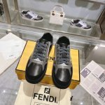 冲量价 Fendi最新板鞋男女款穿衣百搭款 鞋面 进口头层牛皮+高丝光牛反绒 内里 进口丝绸牛里 大底 Tpu 颜色 黑,白,灰,杏，四个颜色任你选 码数 女款