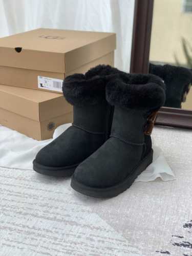 GG22牛角扣雪地靴1135806入冬大衣必有牛角扣一席之地！而这款雪地靴设计灵感来源于经典的牛角扣大衣，经典元素融入于此的同时鞋口还做了翻毛设计 使得看起来
