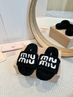 工厂批 miumiu 24B新款毛毛拖鞋！ 这款毛拖真的是真太可爱了～ 柔软蓬松的毛毛，舒服暖脚 增高显腿长 秋冬搭配袜子休闲又慵懒 上脚真的好看又时髦 进口羊