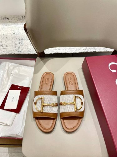 gucci马衔扣平底拖鞋 这款女士凉拖搭配饰经典马衔扣细节金色调配件，尽显别样魅力。采用精致皮革打造，设计融合传统灵感与现代百搭风格，优雅点缀暖季造型。面料：老