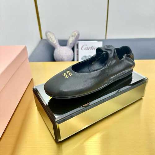 出厂 P330 走秀款 Miu Miu 2025春夏系列时装秀 于多重场景中流露风格主张 步履之间焕发独特之美 原版 1：1开发，各大明星 网红的热爱款 ，亲肤