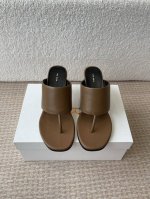 莞产新款 25Ss The Row 高跟 夹脚拖鞋 第一眼看到这个鞋子给人感觉很简单不起眼，其实上脚很好看，主要也好穿，整个鞋子非常柔软不磨脚。 真皮拖鞋面料进