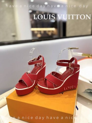 出厂 Loui& Vuitto&路易威登 法国代购新款驴牌 春夏首选 Lv路易威登年最新爆款Harbour楔形凉鞋出货啦 此款Harbour楔形水台凉鞋其交叉的