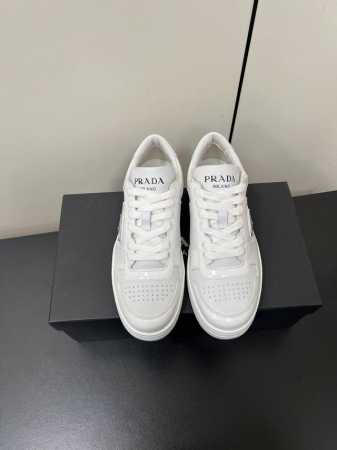 男款480Prada Downtown系带情侣板鞋宋佳李现同款休闲鞋 原版开发顶级版 运动风设计搭配精致细节。采用穿孔皮革打造，个性的厚底呈现别具一格的现代风格 - 点击图像关闭