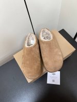 UGG 新款秋冬卷毛小土豆穆勒鞋 慵懒随性的代表 版型与品质是市场独一无二的 款式真的很高级 这下真的狠狠入坑了～ 材质：牛反毛面料，羊卷毛内里，原版成型大底！