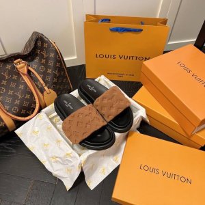 出厂 Lv 情侣款 专柜主打最新款压花拖鞋硬货上新 代购级别！高级感十足！国内外博主刷爆的一款，复古又时髦 上脚美炸了！官网主推款 鞋面：高定制丝光布压花 内里