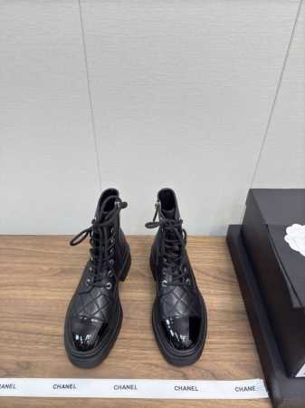 CHANEL小香24k 秋冬巴黎走秀款 绑带 短靴系列 马丁靴 原版购入1:1开发 各大时尚博主都有穿的一款靴子 上脚非常时髦 显腿神器，随便搭配都是超级好看 - 点击图像关闭