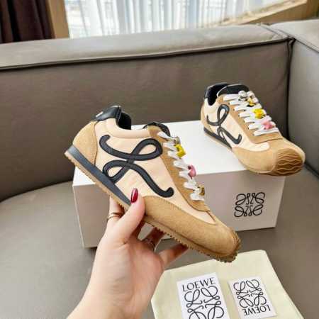 扣子款 2025罗意威Ballet Runner 2.0爆款休闲鞋来袭，拼色小清新设计，适合更种各类百搭服饰，給人耳目一新的感觉。进口头层牛皮注塑Logo工艺， - 点击图像关闭