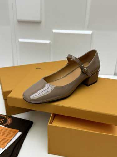 支持分销！TODS 2024秋冬新款女士TIMELESS复古浅口玛丽珍鞋一字带单鞋 本款玛丽珍鞋以小牛漆皮制成，设有带按扣和tods字母印花的扣带，3.5粗跟平