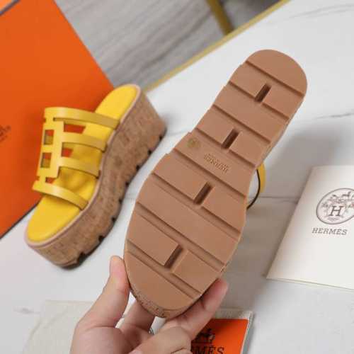 2024爱马仕将经典延续 Hermès 木纹坡跟H拖鞋爱马仕的坡跟凉鞋是我见过最简约最耐看最有气质的！！！任何风格都能hold住，6cm坡跟高度轻松驾驭，颜色统