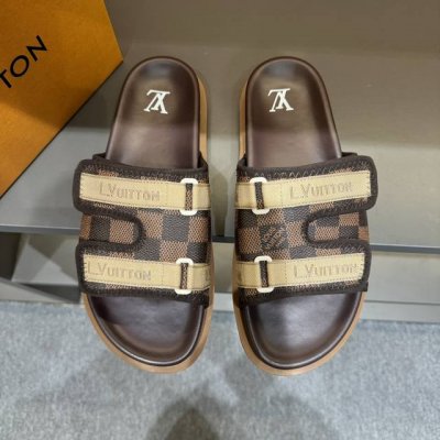 码数38-46 L.V 驴家高端男士夏季拖鞋， 经典老花系列，一字带宽松设计，别致的色彩拼接效果，个性鲜明，时尚潮流穿搭必备款式，轻盈舒适。轻质韧性橡胶内底，微