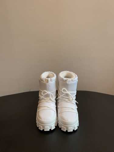 Prad* 普拉达女士徽标尼龙华达呢雪地派对金属标齿轮厚底收缩系带羽绒雪地靴女 有轻奢的内蕴品质，颜色明柔和大气，自带温暖的腔调，材穿着舒服，爱不释手 高颜值高