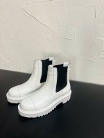 2024小香 本季秋冬季必备单品！！ 高版本短靴小香官网秋冬靴.系列新品短靴鞋满满的复古风 怎么搭配都好看，时髦精必备，香奈儿女士钟爱简约又难以抗拒系搭配展现与