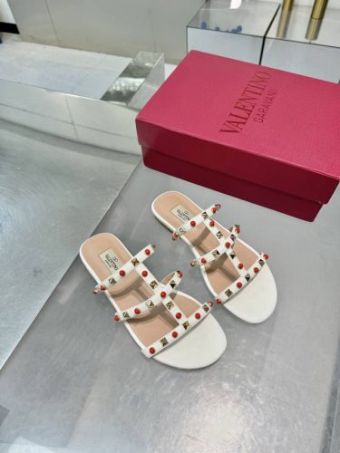 工厂P皮底 橡胶底 华伦天奴新款新品 经典 小铆钉五金配件工艺衬托出满满的高级感，新一季不负期待！ 值得入手★绝对的上档次原版1：I制作， 经典独特优雅风格 创