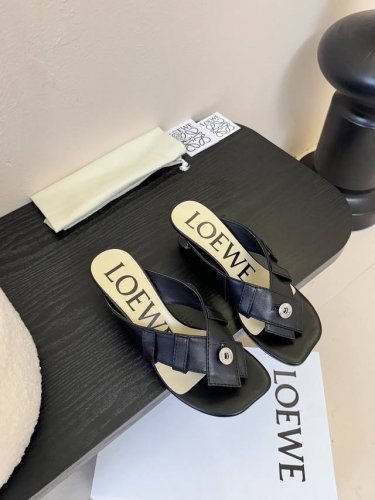 平底 中跟 loew* 罗意威 25Ss夹趾皮面拖鞋 毫不费力的时髦感拖鞋 造型别致 舒适度肉眼可见 慵懒随性又不失优雅 夏日清凉出门 对版牛皮面料 羊皮内里