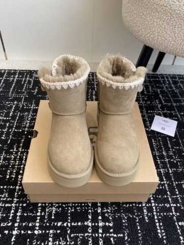代购级 短筒雪地靴 秋冬阿哥新款系列 多色可选 原始可爱的外观，隆丰皮毛一体100%原版搭配单毛线 非常的珍贵费时 进口羊毛皮毛一体 保暖舒适加倍呵护双脚 冬天