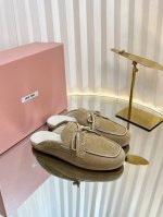 Miu Mi*25Ss软底英伦风厚底乐福拖鞋 怎么穿都好看今夏时髦精最爱 软底真的超级舒服 超级重工 每一双都是独一无二不对寸的擦色效果 配个小袜子英伦风十足