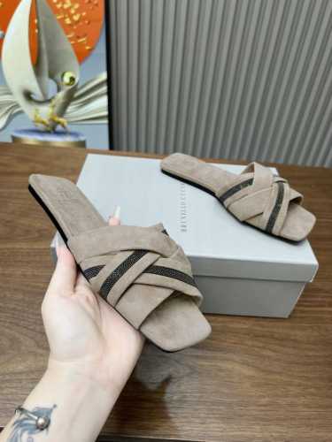BrunelloCucinelli 。B C凉鞋上新款了。面料：进口羊绒。内里进口羊绒，纯铜珠链，上脚美观大方，百分百原版开发。原版包装，码数35 －42。35