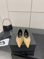 saint Laurent圣罗兰单鞋特点:尖头V型鞋面灵 绍:活纳帕真皮后跟稳定器真皮鞋底 码数35-42 40.41.42定做