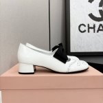 顶级品质miumiu缪缪25春夏走秀新款new arrival～粗跟圆头玛丽珍蝴蝶结松紧带单鞋！复古冲孔雕花细节质感满满～复古时髦～配个彩色袜子超好看～超减龄～