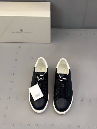 Brunello Cucinelli Bc男士休闲拖鞋、此款鞋面料采用意大利进口高丝光水洗翻毛皮，内里和鞋垫皮也是同等级皮革，鞋面外腰部位镶嵌品牌电镀做旧工艺.