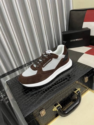 出厂价Pp： 阿玛尼Armani* 最新爆款休闲鞋，顶端品牌 奢侈～代购，顶级～质量。 鞋面選用进口透气牛皮搭配材质透气羊皮垫脚 精细做工。原版个性时尚柔软橡膠