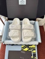 莞产 * 25Ss春夏Nappa皮革魔术贴拖鞋 原版购入代购级别 -白色 材质与工艺 原版Nappa皮革 鞋面带有钩圈搭扣 金属字母徽标 4.5Cm凹凸纹橡胶厚