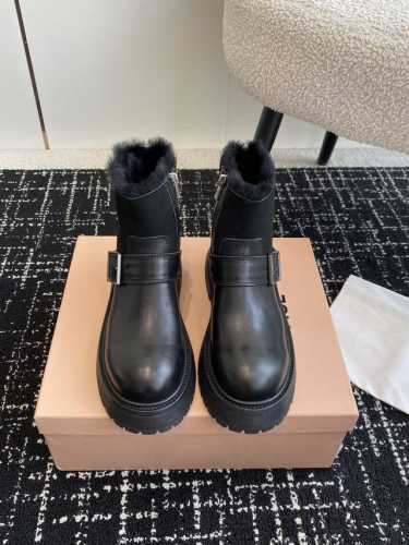 代购级 AGL 24ss 秋冬简约毛及裸靴 集大头短靴的帅气与运动鞋的青春活力于一身 看似极其简约，轻松写意的设计，但选材却极其奢华 采用顶级的进口皮面打造鞋身