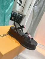 驴牌新款Maya系列方头搭扣一字带凉鞋. 本款 Maya Flatform 凉鞋选用光滑牛皮革，牛仔布 令宽幅鞋带穿梭于皮革鞋舌之间，再以金属 Lv Circl