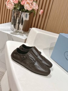 半拖 单鞋 男装10 PRADA普拉达春夏走秀款复古布洛克情侣款半拖单鞋走秀款 复古感时髦满满 随意百搭 时尚休闲 独到味道 人人都爱也轻松驾驭 每年都会爆.足