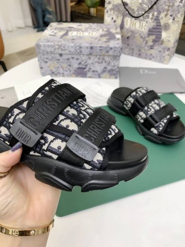 出厂价P Dior迪奥高版本拖鞋，新品经典款代购级别品质国外专柜爆款厚底凉鞋 鞋面内里：原版定制特殊电绣材料， 鞋底：原版开模1.1 轻便 底厚：后跟5Cm