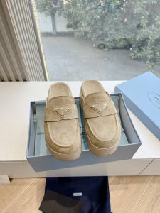 所见即所得G036最新系列！Prada 普拉达博肯面包鞋2025春夏新款厚底凉鞋 三角扣面包包头半拖鞋 最新走秀系列 经典升级 舒适度与时髦度并存 每个颜色搭配