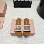 出厂：350独家顶级版本 缪缪Miumiu2025Vs春夏新款拖鞋系列 专柜主打最新款 休闲小白鞋硬货上新 代购级别！高级感十足！国内外博主刷爆的一款，复古又时