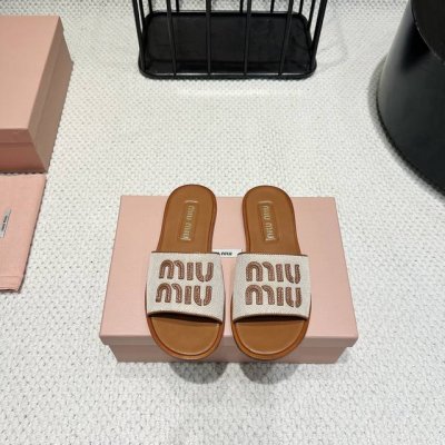 出厂：350独家顶级版本 缪缪Miumiu2025Vs春夏新款拖鞋系列 专柜主打最新款 休闲小白鞋硬货上新 代购级别！高级感十足！国内外博主刷爆的一款，复古又时