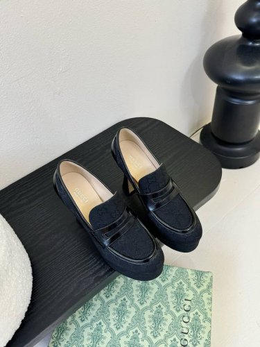 gucci古驰 坡跟水台-专柜同步发售 上脚非常完美 优雅大方 鞋面:品牌布 内里:牛皮 垫脚:牛皮 大底:进口意大利 码数:35-42 40.41.42定制不