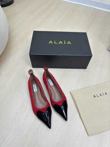系列平底 单鞋 平底Alaia 拖鞋来自巴黎 一见倾心 红色配黑高级 经典 阿莱娅还有另外性感的一面 配上不同款式，不同风格都能轻松驾驭，无论牛仔裤，西装裤，还
