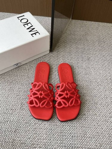 Loewe 罗意威 25Ss 春夏新品拖鞋 简约设计感觉更干净优雅 让你念念不忘 颜色也很耐看 上脚瞬间气质十足气场 简直帅气有型 鞋面采用牛皮印花 内里羊皮垫