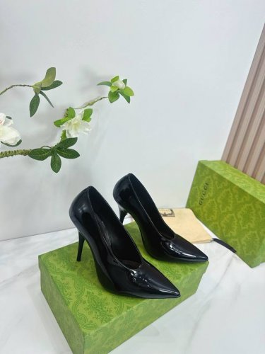 2025 Sss新款报到 Gucci 古*奇 原单品质 原汁原味的欧式风格 上脚非常完美穿搭上配此鞋 优雅大方 晶莹剔透 无论种各配件材质 都是家独一比一定制