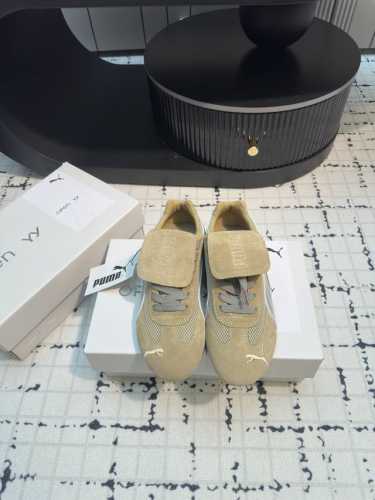 puma X openyy 联名运动鞋 姐妹们今年复古风真的好火的 看到这pumaxopenyy米色这设计这复古的感觉的 鞋子整体非常有质感整体的鞋型非常的复古