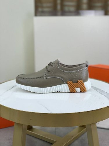 工厂价 Hermes 爱马仕 -高端品质 原单 -鞋面：进口高端小牛皮 -内里：垫脚；水染牛皮 -大底：Tpu发泡 双色成型大底 -超高品控 做工精细：凸显 高