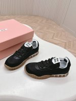 缪缪春夏新款 饼干鞋 阿甘鞋休闲运动鞋miumiu最新爆款 前卫大胆的设计，Miu Miu风格融于此款厚底帆布运动鞋的简约线条，别致徽标饰于鞋舌与背面，点缀复古