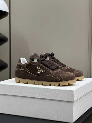 顶级品质 Prad A Ss24 New Arrival～ P家24 休闲鞋新品 进口牛绒面料，质感拉满呀 内里羊皮，脚感觉觉子哦 软得没朋友啊，脚感超级软糯