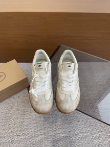 Ash 意大利轻奢潮牌 德训鞋 小白鞋 优质牛皮多彩鞋标透气孔设计坚韧 明星同款休闲系列 简约设计的冲孔透气鞋身 搭配轻盈回弹增高鞋底 面料头层牛皮+羊皮 橡胶