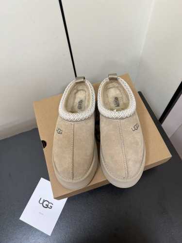 UGG2553民族风联名潮款厚底一脚蹬女懒人鞋雪地靴毛毛鞋 知名设计师品牌Feng Chen Wang、TELFAR推出的联名潮款单品。周冬雨&王嘉尔同款的方克