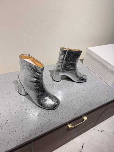 Maisonmargiela MM6马吉拉经典分趾靴系列！ 代购版本！辨识度极高，舒适度满分，不会过时的决绝子单品； 搭配各种风格都可轻松驾驭 小短腿的福音 上