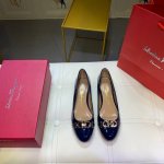 橙子出厂价 Ferragamo 菲拉格慕 金属扣圆头漆皮平底单鞋 浅口低跟女鞋 码数：34-42